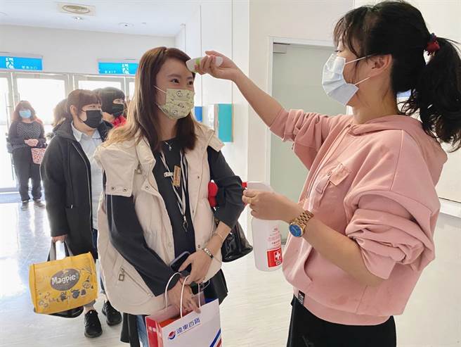 远百在疫情以来一直维持进馆量体温。（远百提供）