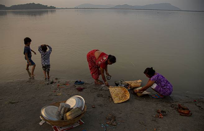 布拉马普特拉河与印度民生经济息息相关，若遭大陆截断，形同经济命脉遭人掐住。图为印度民眾于河边洗涤衣物。(图/美联社)
