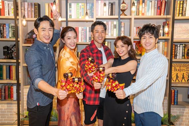 《王牌辩护人》路斯明(左起)、黄薇渟、胡宇威、叶星辰、林孙煜豪收视庆功。（东森提供）