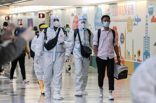 ▲中央流行疫情指挥中心昨日宣布，因应这几周以来，印尼移工新冠肺炎境外移入个案暴增，且移工管理状况不佳，12月4日起全面暂停引进印尼籍移工来台工作2周，目前预计影响1350名移工。图为昨日晚间来台的62名印尼移工，在劳动部委外工作人员的引导下，发给移工资料，准备办理入境手续。（陈麒全摄）