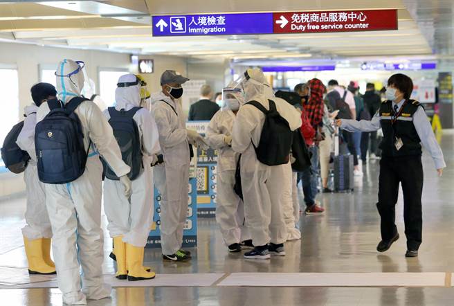 ▲中央流行疫情指挥中心昨日宣布，因应这几周以来，印尼移工新冠肺炎境外移入个案暴增，且移工管理状况不佳，12月4日起全面暂停引进印尼籍移工来台工作2周，目前预计影响1350名移工。图为昨日晚间来台的62名印尼移工，在劳动部委外工作人员的引导下，发给移工资料，准备办理入境手续。（陈麒全摄）