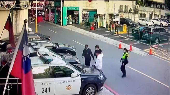 变态男跟踪骚扰2女学生，林口所长鹰眼锁定，派出所前逮人。(黄瀞仪翻摄)