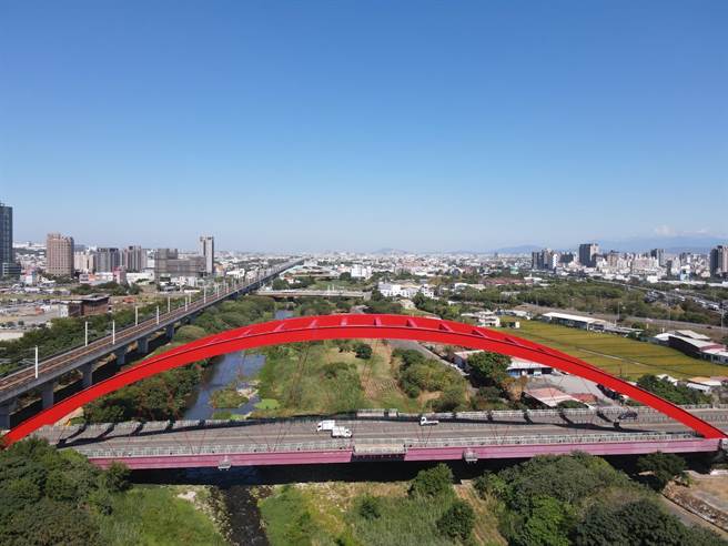 再现红艷身姿，虹扬桥涂装美化完工。（台中市府／卢金足台中传真）