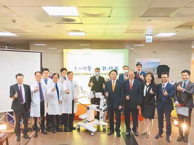 上银集团总裁卓永财（前排右四）、上银科技董事长卓文恒（前排右五）及中山医学大学附设医院院长蔡明哲（前排左四）等人，27日共同主持「MIT机器手臂临床手术教学场域」启动仪式。图／庄富安