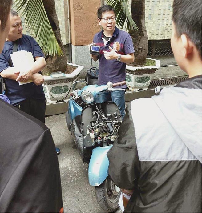 第一阶段机车维修技术课程讲师，于课堂上说明专用检测工具注意事项。图╱工业局提供