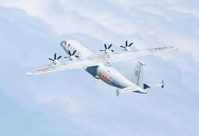 网爆我方P-3C猎户座反潜巡逻机跟监陆运8电侦机（见图）距离太近，易生风险，军方则表示合乎规定。（国防部提供）