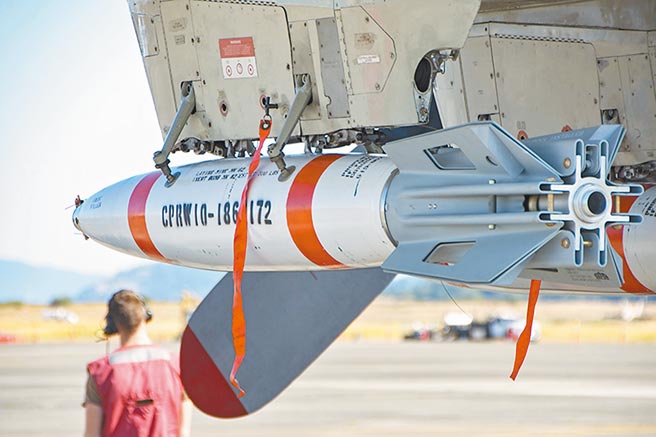 美军B-52轰炸机「迅击」增程型智慧水雷Quickstrike-ER。（取自美国空军网站）