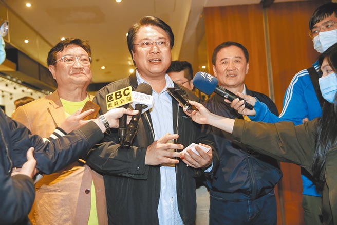 基隆市长林右昌（中）昨日在北市欣欣秀泰影城包场，邀请前台北市副市长、现任监委陈景峻（右）观赏国片。（陈君玮摄）