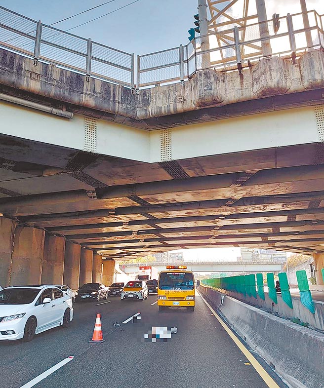 国道1号高速公路北上94K、新竹市公道五路桥下路段，29日下午2时30分突然有名男子自10公尺高的公道五路桥上坠落下方国道。（民眾提供／陈育贤新竹传真）