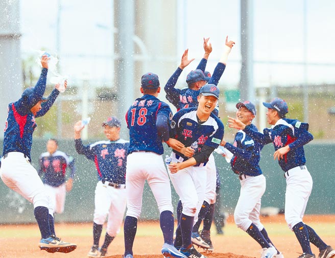 中信杯黑豹旗冠军战，平镇高中以6比0击败谷保家商，赛后全队衝进场内泼水庆祝。（陈怡诚摄）