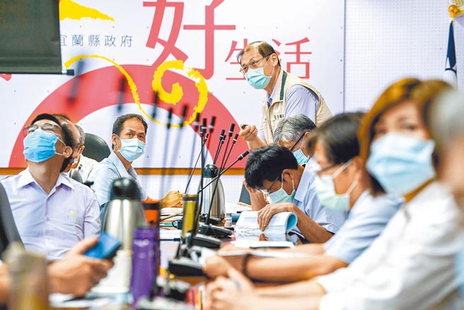 宜兰县政府配合中央加强防疫，同时维持进入办公处所洽公实名制等作法，图为县府县务会议时，官员佩戴口罩开会照片。（本报资料照片）