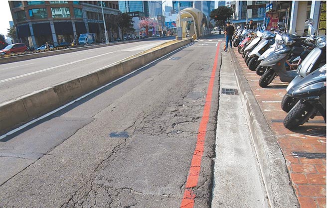 台湾大道机慢车道因路面龟裂、不平，危及机车族的行车安全。（台中市政府提供／陈世宗台中传真）