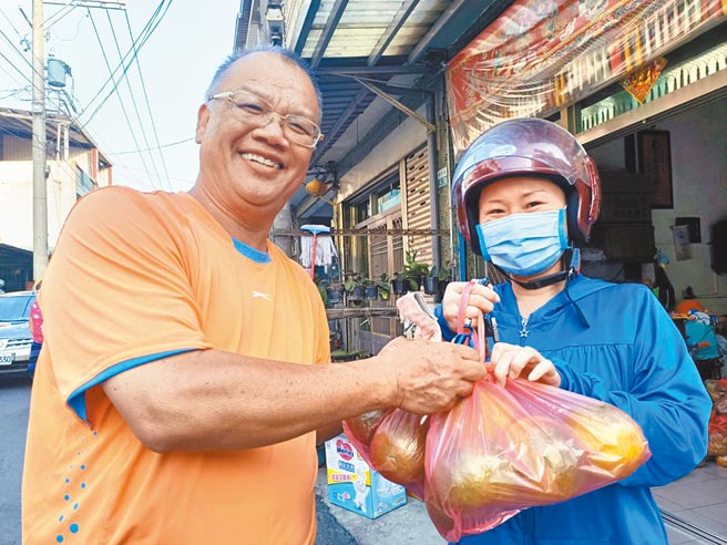 嘉义朴子市文化里长杨石旭（左）号召网友购买柑橘。（张毓翎摄）