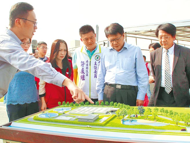 为了解决东港溪污染问题，屏东县政府兴建甘棠水质净化场，改善万丹兴化廍排水的民生污水及畜牧废水，可大幅减少兴化廍排水60％污染量，改善东港溪水质。（潘建志摄）