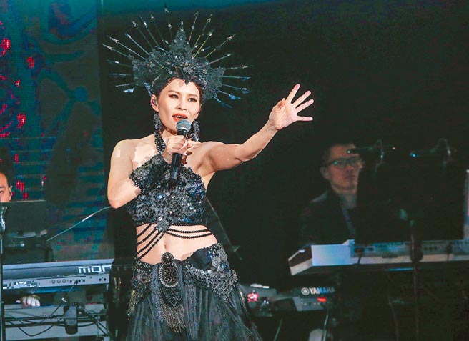 周蕙昨在演唱会上身穿性感舞衣大跳肚皮舞。（粘耿豪摄）