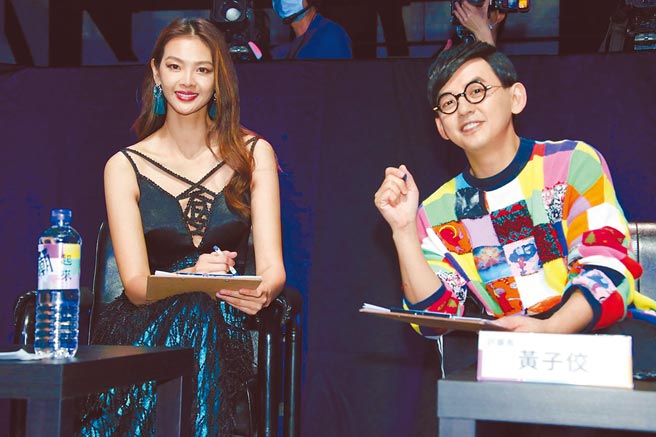 林嘉绮（左）、黄子佼昨现身高雄，担任「青时尚大赏─大港潮起来」评审。（高雄市政府青年局提供）