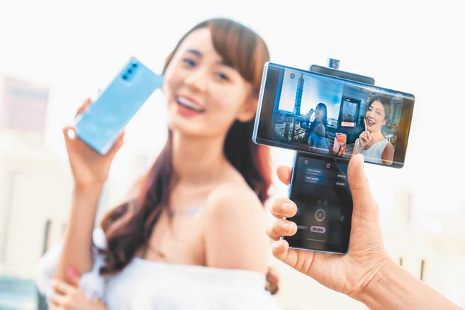 LG在台正式推出LG WING新机，买即送韩国设计师款专属手机背盖，加码送安达行动装置险1个月。 （LG提供）