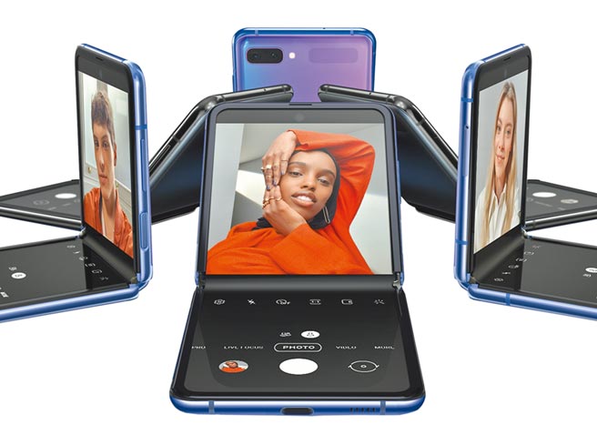 三星Galaxy Z Flip，有顽美黑、顽美紫双色，定价4万8880元。（三星提供）