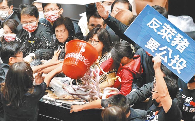 立法院27日院会，行政院长苏贞昌上台施政报告时，国民党立委郑丽文（左下）将整桶猪内臟倒在发言台上。（姚志平摄）