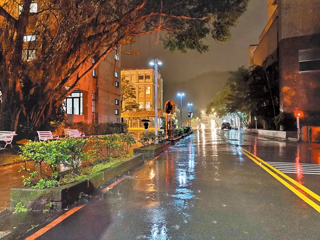 陸生求學台灣。圖為雨夜校園，很美。（資料圖片）