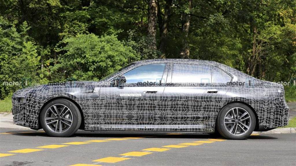 BMW i7 豪華電動房車性能曝光：搭載 100kWh 大電池，500+ 匹馬力輸出