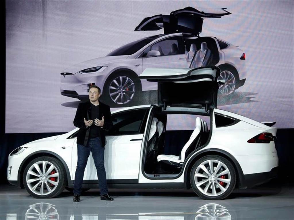 特斯拉设计首席爆内幕：Model X 曾考虑过滑门版本？Model 3 极简内装是为了自动驾驶！