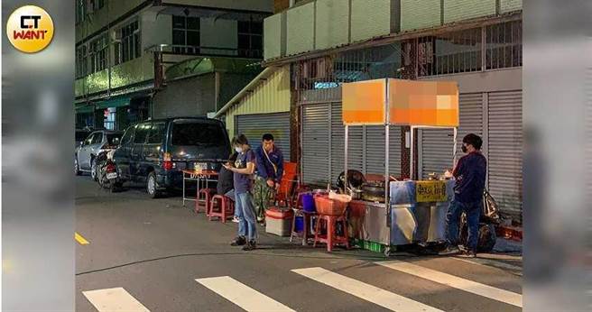 瑞北摊商无视法令长期占用道路摆摊，每周一到营业日，摊商就直接在居民家门口前做起生意，严重影响当地住户出入。（图／宋岱融摄）