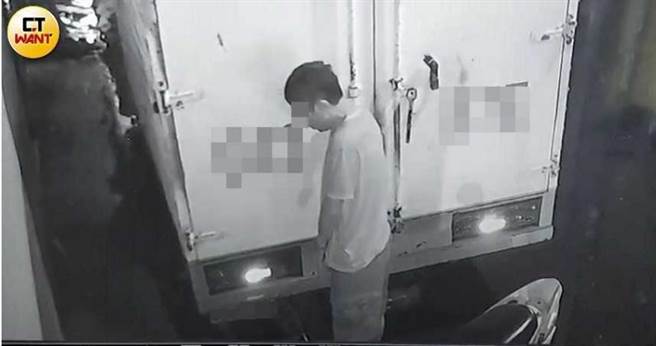 夜市住家旁遭没有公德心的民眾大小便，环境的脏乱和恶臭，成为居民强烈反对瑞北夜市存在的主因之一。（图／民眾提供）