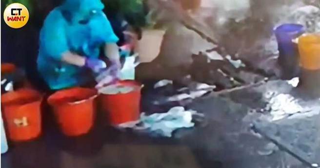 贩卖饮食的摊商直接在地上清洗碗盘，洗碗水和馊水就倒入水沟，制造环境脏乱，卫生情况堪虑。（图／民眾提供）