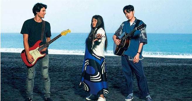 找来凤小岳、李友廷重新诠释舅舅陈建年的〈海洋〉，家家笑称3人凑起来就是「小家廷」组合。（图／相信音乐提供）