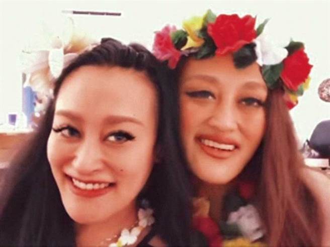 家家与姊姊纪晓君（左）都是知名的实力派唱将，两人姊妹情深，也因外型相像，常被误认。（图／翻摄自家家脸书）