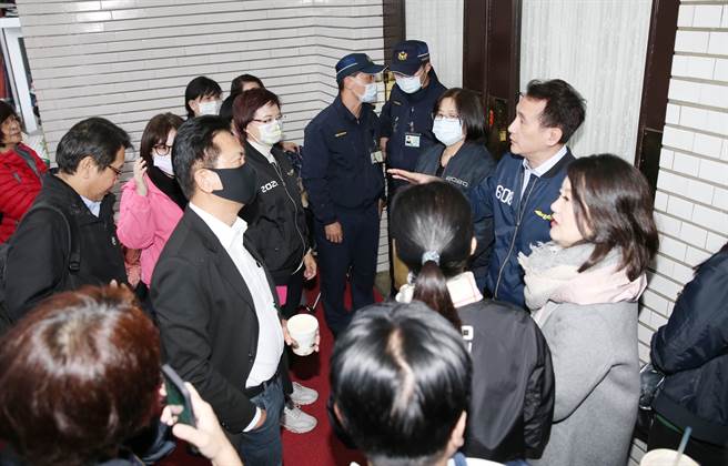 立法院1日院会，民进党立委在议场开门前即守在门口等候7点大门打开，进场守位，希望让总质询能顺利进行。（姚志平摄）