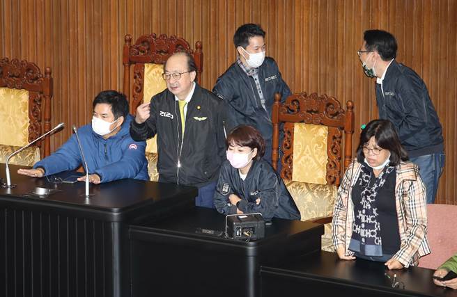 民进党立委在议场开门后即进场守住主席台与发言台。（姚志平摄）
