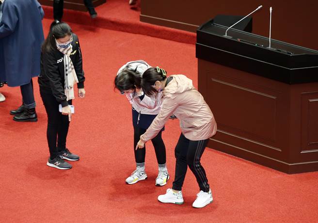 立委林楚茵（右起）、吴思瑶等人还仔细看上次衝突时猪内臟倾倒处是否还留有痕迹。（姚志平摄）