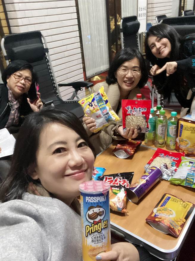 民进党立委吴思瑶准备点心零食。（图／摘自吴思瑶脸书）