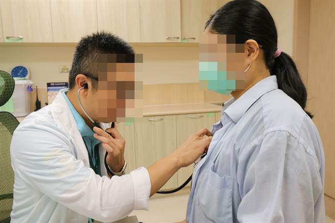 少女的亲友控诉某乳房名医编造少女患肺炎，亲自为她解扣子，要求脱掉内衣做听诊。（图／示意图，非当事人照片）