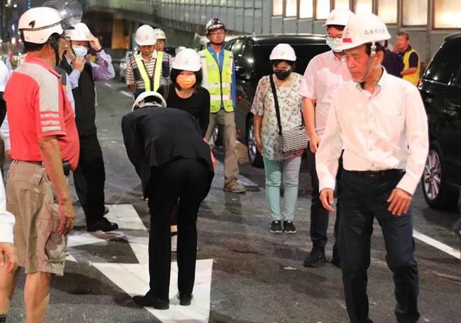 陈其迈（前排中）视察民族陆桥道路工程，向居民、里长鞠躬。（图／摘自陈其迈脸书）