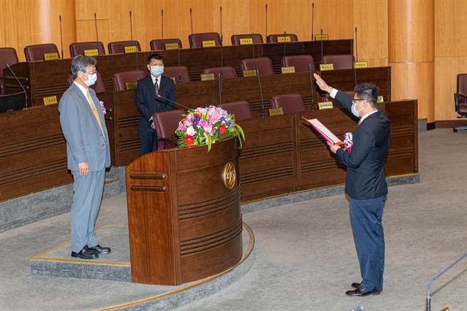 新科议员陈睿生1日在在桃园市议会议长邱奕胜主持、桃园地方法院庭长张益铭监誓下宣誓就职。(蔡依珍摄)