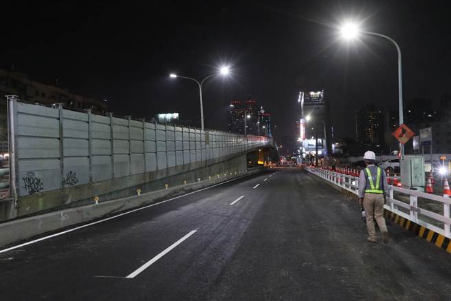 高雄民族陆桥机车道已拆除完毕，并铺上柏油。（图／摘自陈其迈脸书）