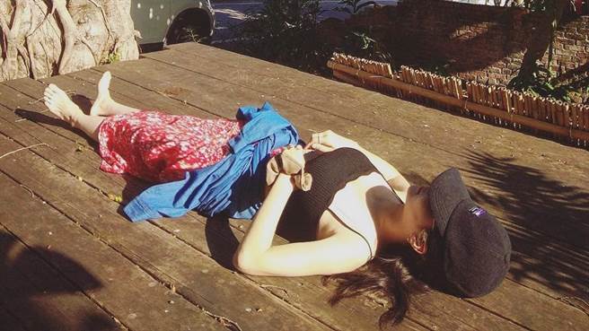 曾之乔躺在友人家中的木板睡觉。（图／FB@曾之乔）