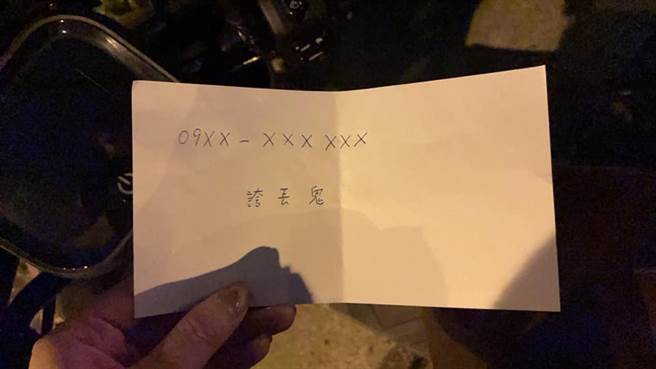 女子的机车遭撞倒，肇事者竟留下纸条写下「跨丢鬼」，让她相当生气。（图／翻摄自脸书我是头份人）