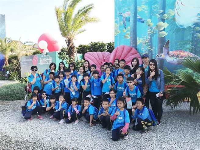 （精锐建设「许愿树美学上山计画」，邀请偏乡师生参访台中「艺游位境」艺术园区。图／精锐提供）
