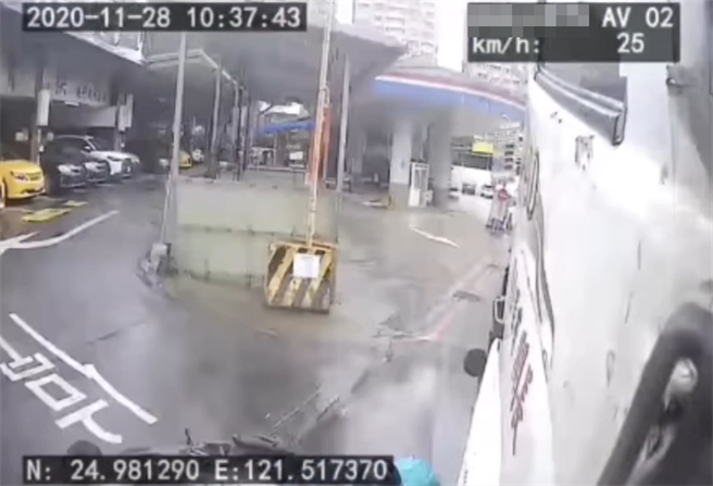 不到2秒的时间，机车骑士因自摔消失在画面中，若司机未及时煞车恐魂断轮下。（脸书社团《职业联结车照片影片资讯分享团》／苏育宣翻摄）