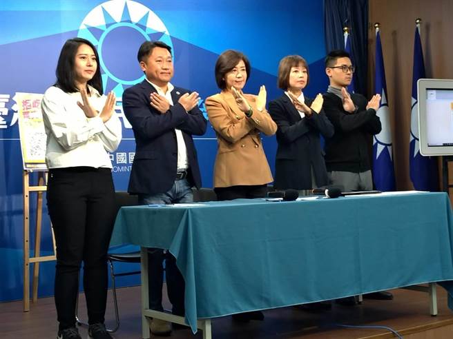 国民党召开「蔡政府荒唐的『五不一没有』，让人民心慌慌！」记者会，宣布启动「拒莱猪，我加入」，响应消费者文教基金会「拒吃莱克多巴胺」网路连署。（黄福其摄）