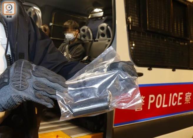 香港一名男子遭搜出持有胡椒喷剂。（取自东网）