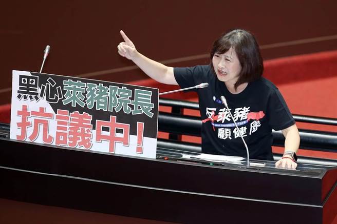 国民党立委林奕华上台质询行政院长苏贞昌时，质疑莱猪进口没有查厂、没有强制标示就是谎言。（姚志平摄）
