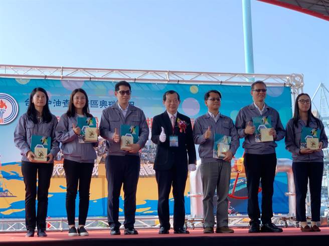 中油在非洲查德的人员代表，今上台接受表扬。（柯宗纬摄）