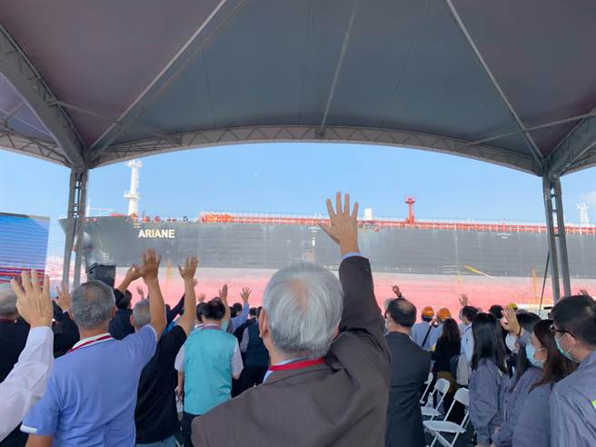 中油在非洲挖到石油，第一船原油运抵台湾，典礼贵宾向辛苦的船长及船员挥手致意。（柯宗纬摄）