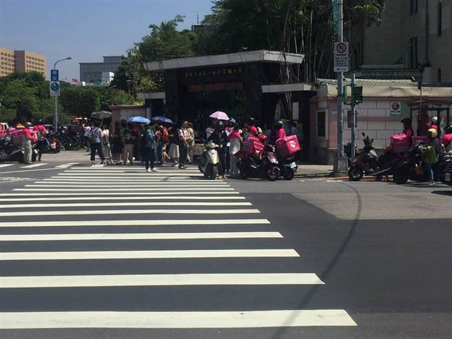 北一女是全台最愛訂外送的高中第一名。圖為北一女校門口停滿熊貓的機車 。(資料照)