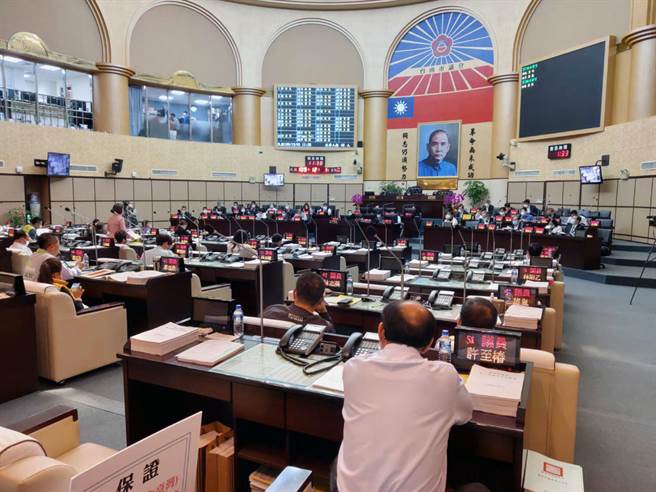 台南市议会三读通过《台南市食品安全管理自治条例》修正案，规定在台南市的国内外猪肉产制品及其他相关肉制品，不得检出乙型受体素，违反者可处行为人3万元以上、10万元以下，并得按次处罚。（洪荣志摄）